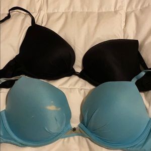 Two “fabulous bras” in black and white